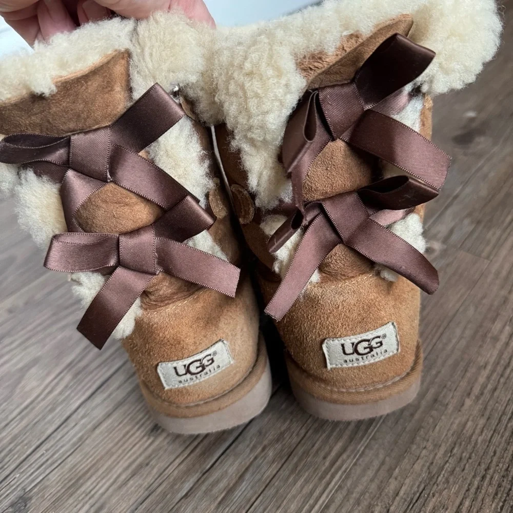 UGG Bailey Bow II Boots Chestnut Size 6
